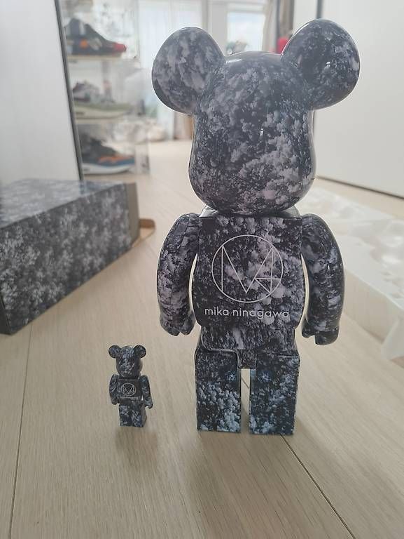 Figuren: Bearbrick Mika Ninagawa Yosakura 100% & 400% Set – Gebraucht aus Luzern von Pokepas 4