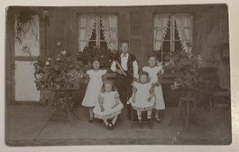 AK oder Fotopostkarte mit Kindern/ Bauernfamilie