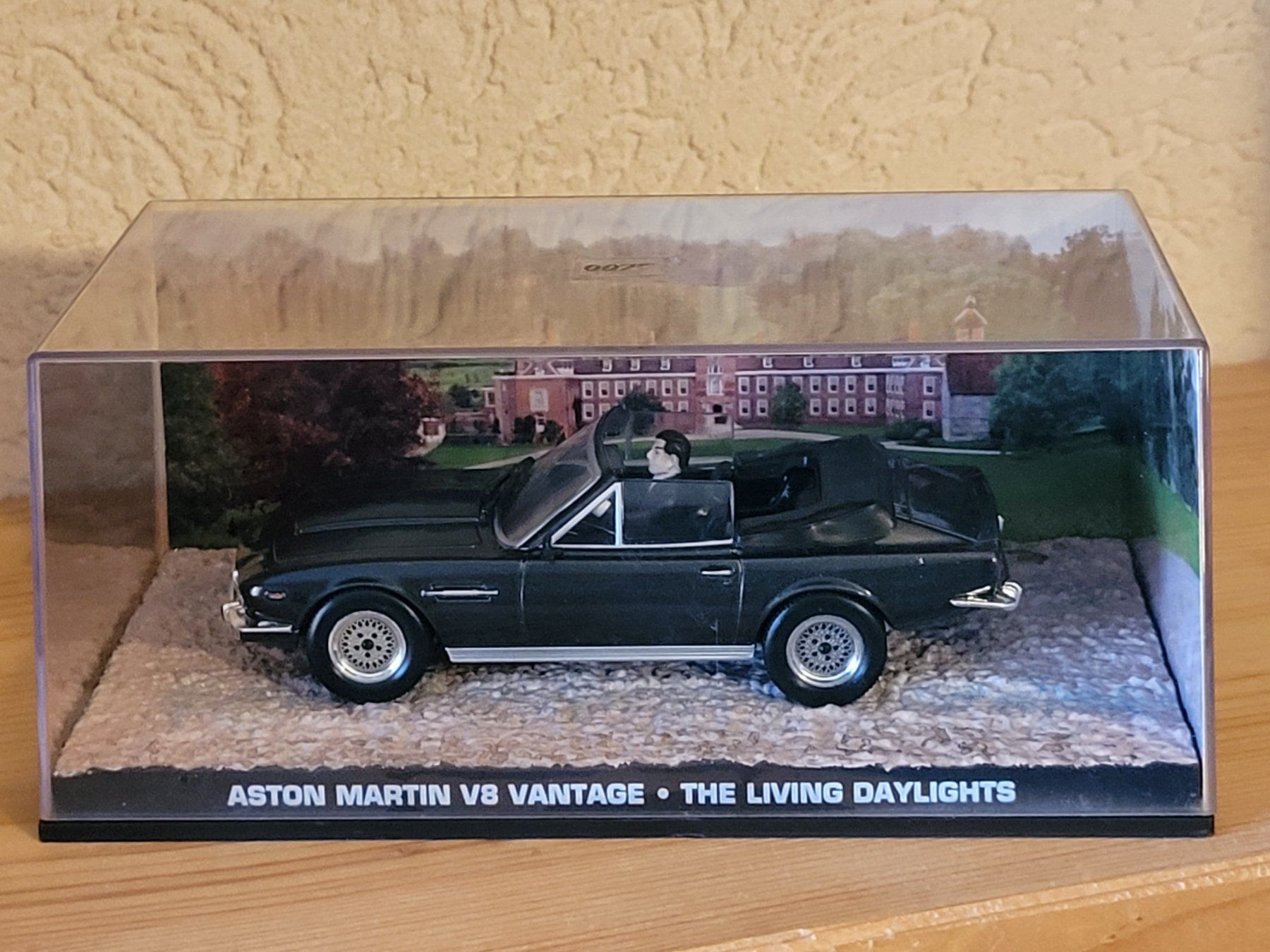Hot Wheels Premium – Aston Martin V8 James Bond – échelle 1:64, 7 Cm – Die-cast, Pneus Real Riders – Collection