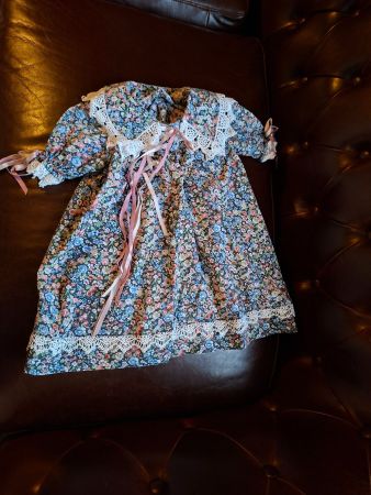 Nostalgisches, Vintage Puppenkleidchen mit Spitze, Baumwolle