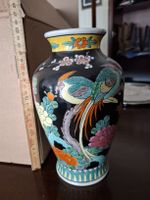 Vase japonais peint à la main, décor floral et oiseaux.