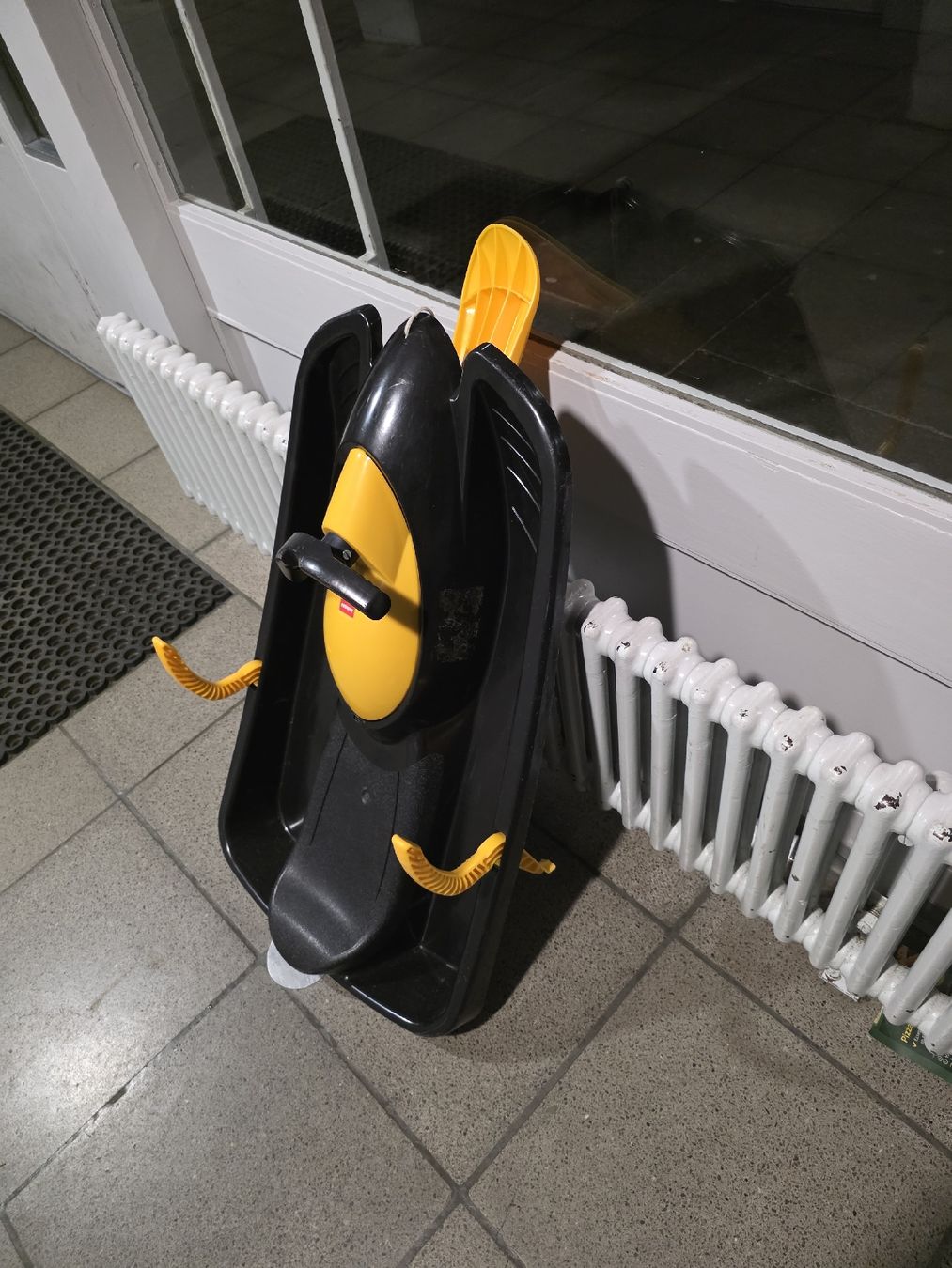 Giocattoli: black & yellow, steerable snow sledge – Usato da Zofingen venduto da aaq_8zzt 1