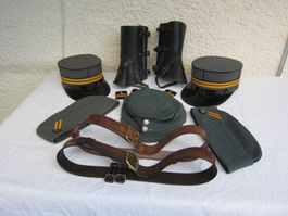 Uniformenteile Militär Hüte, Kappen, Gürtel