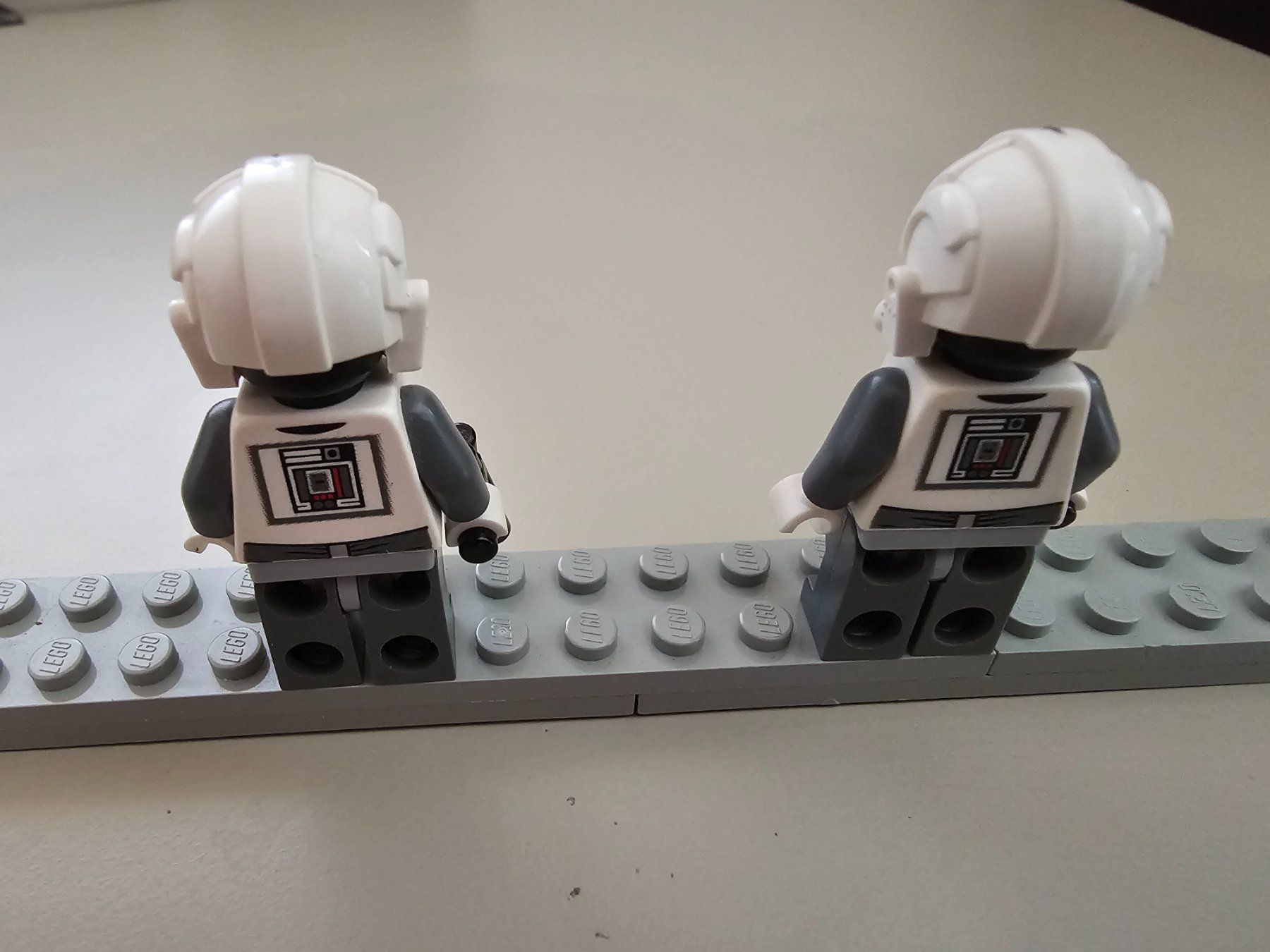 Lego Kit di costruzioni: Lego Star Wars Minifiguren 2x AT-AT Driver – Usato da Läufelfingen venduto da struuub92 1