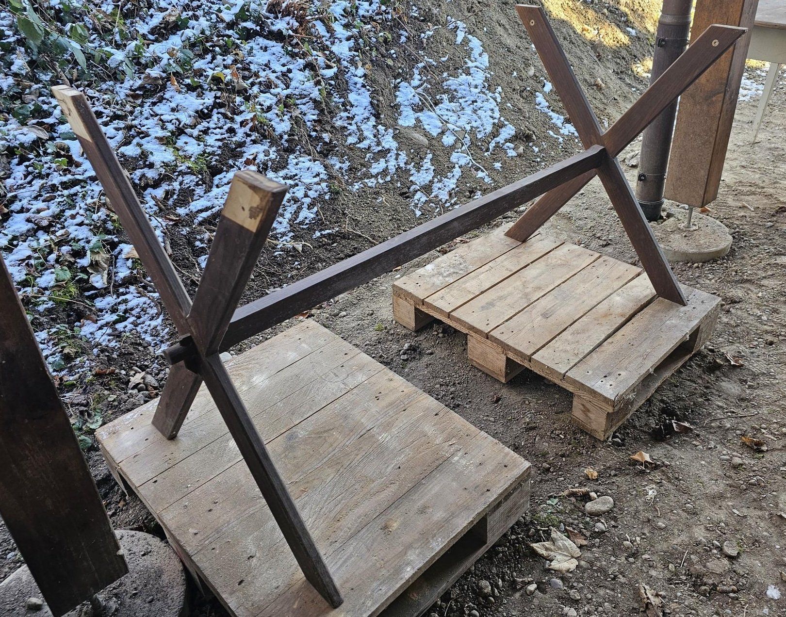 Tavoli: Rustikaler Massivholztisch mit X-Gestell – Usato da Dottikon venduto da Uno06 1