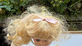 Puppenperücke, Perücke blond gelockt, mit rosa Mäschli