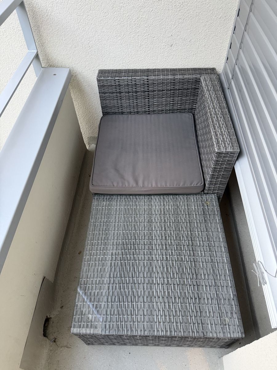 Sofas: Ecksofa aus grauem Polyrattan mit Beistelltisch – Gebraucht aus Zürich von ern_5jv6 3