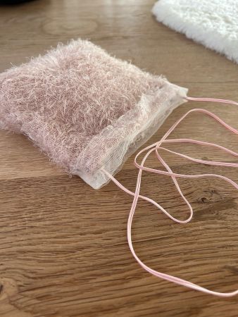 Kleine Umhängetasche aus rosa Teddystoff