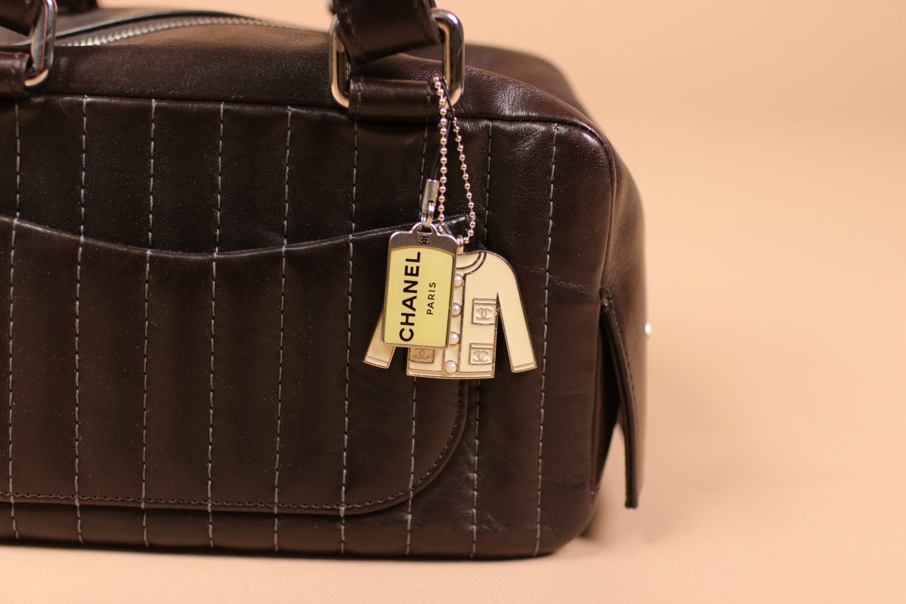 Chanel Borse da donna: RARE 2005 CHANEL Brown Leather Bowling Small handbag – Usato da Hombrechtikon venduto da BAZ-Vintage 6