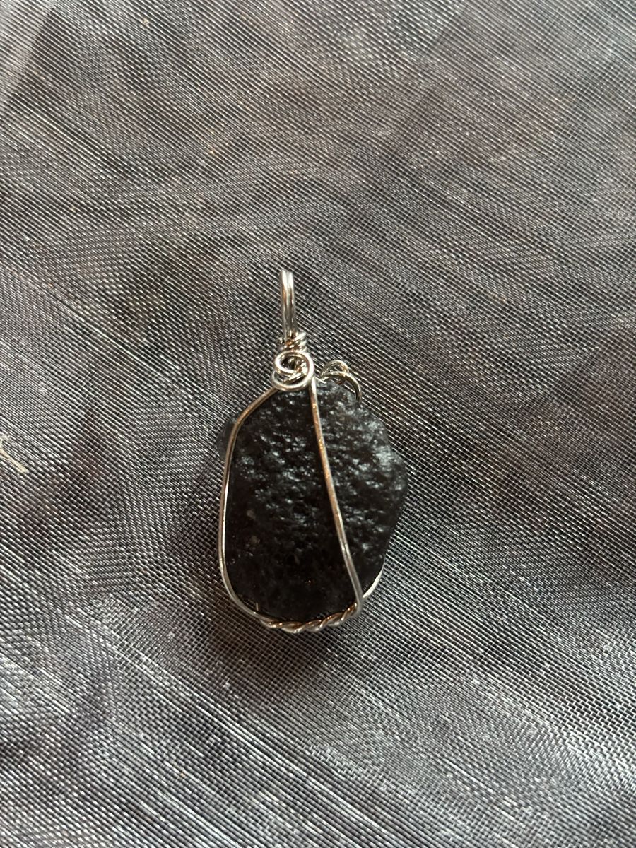 Pendentifs: Pendentif pierre volcanique tectite – Neuf avec emballage d'origine à Perroy par barballalla 2