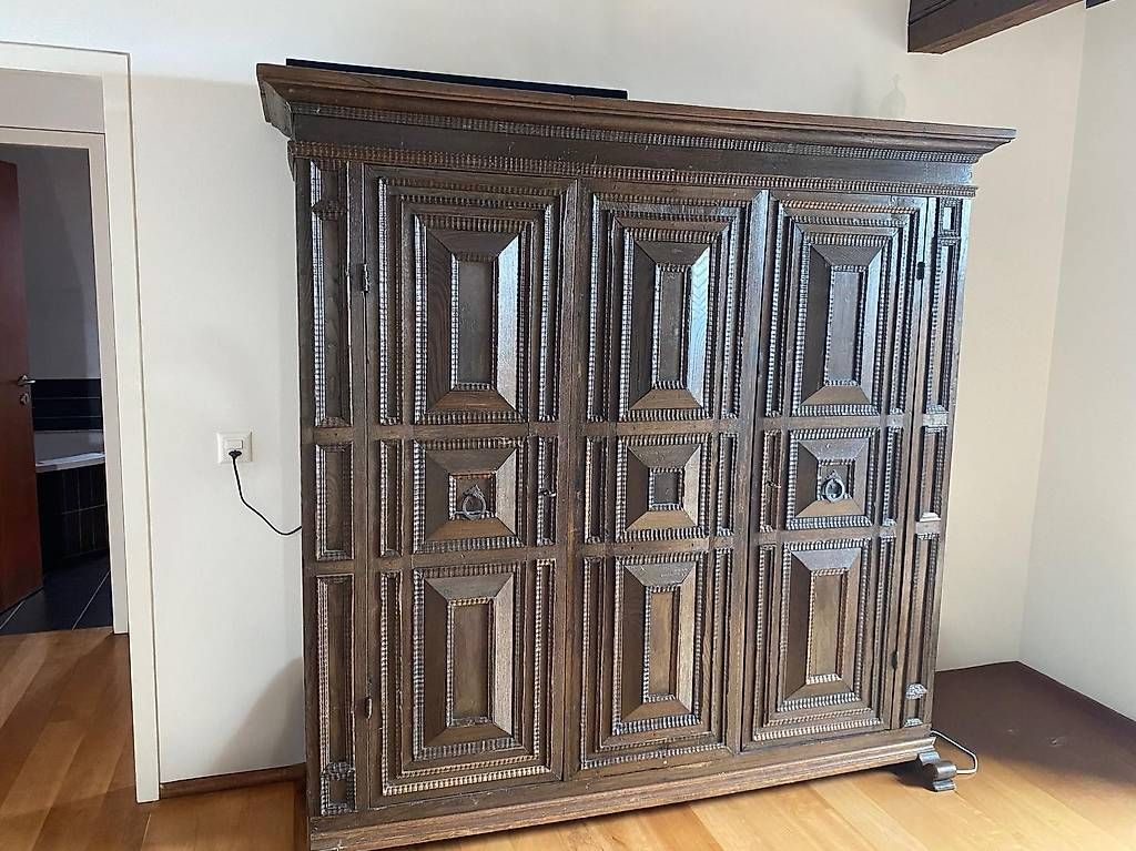 Schränke: Massiver, antiker Eichenschrank – Gebraucht aus Mont Tramelan von Oktober1958