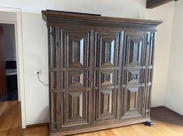 Massiver, antiker Eichenschrank