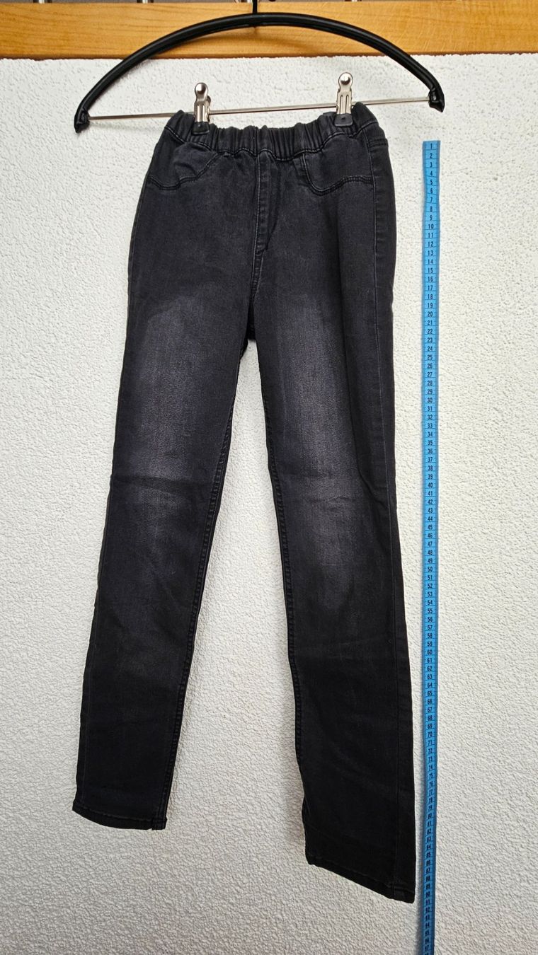 H&M Hosen: Schwarze Jeans mit engem Gummibund, Grösse 140 – Gebraucht aus Staffelbach von Frisco77
