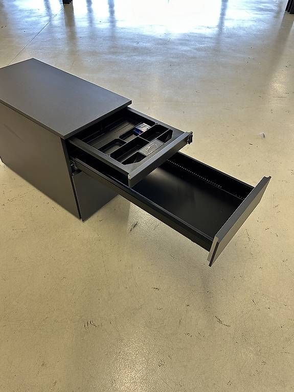 Cassettiere: Caisson de bureau noir avec tiroirs et serrure professionnel – Usato da Aigle venduto da Alex979 1