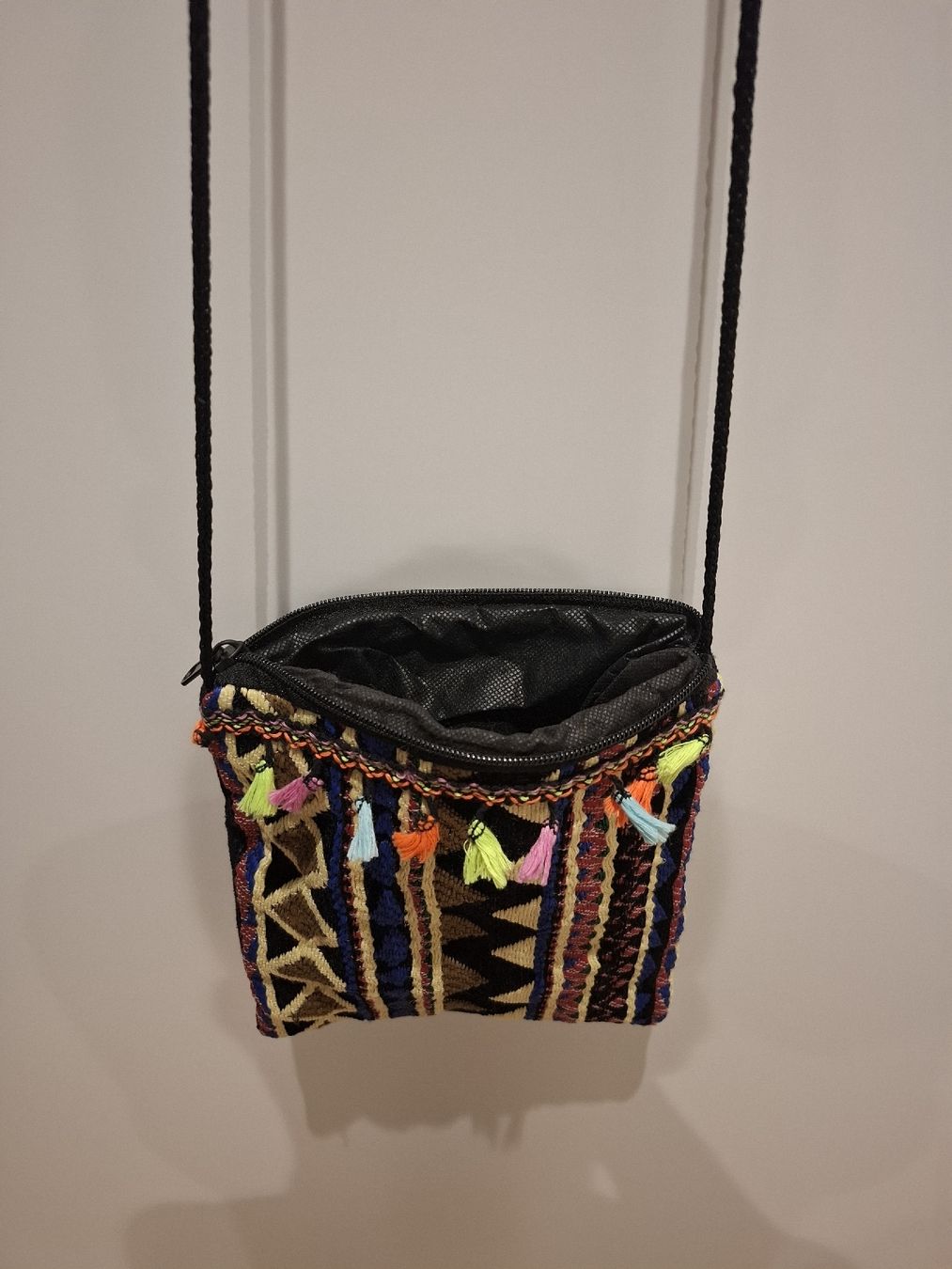 Taschen für Damen: Bunte Umhängetasche mit Quastendetails – Gebraucht aus Zürich von pto_6wfs 4