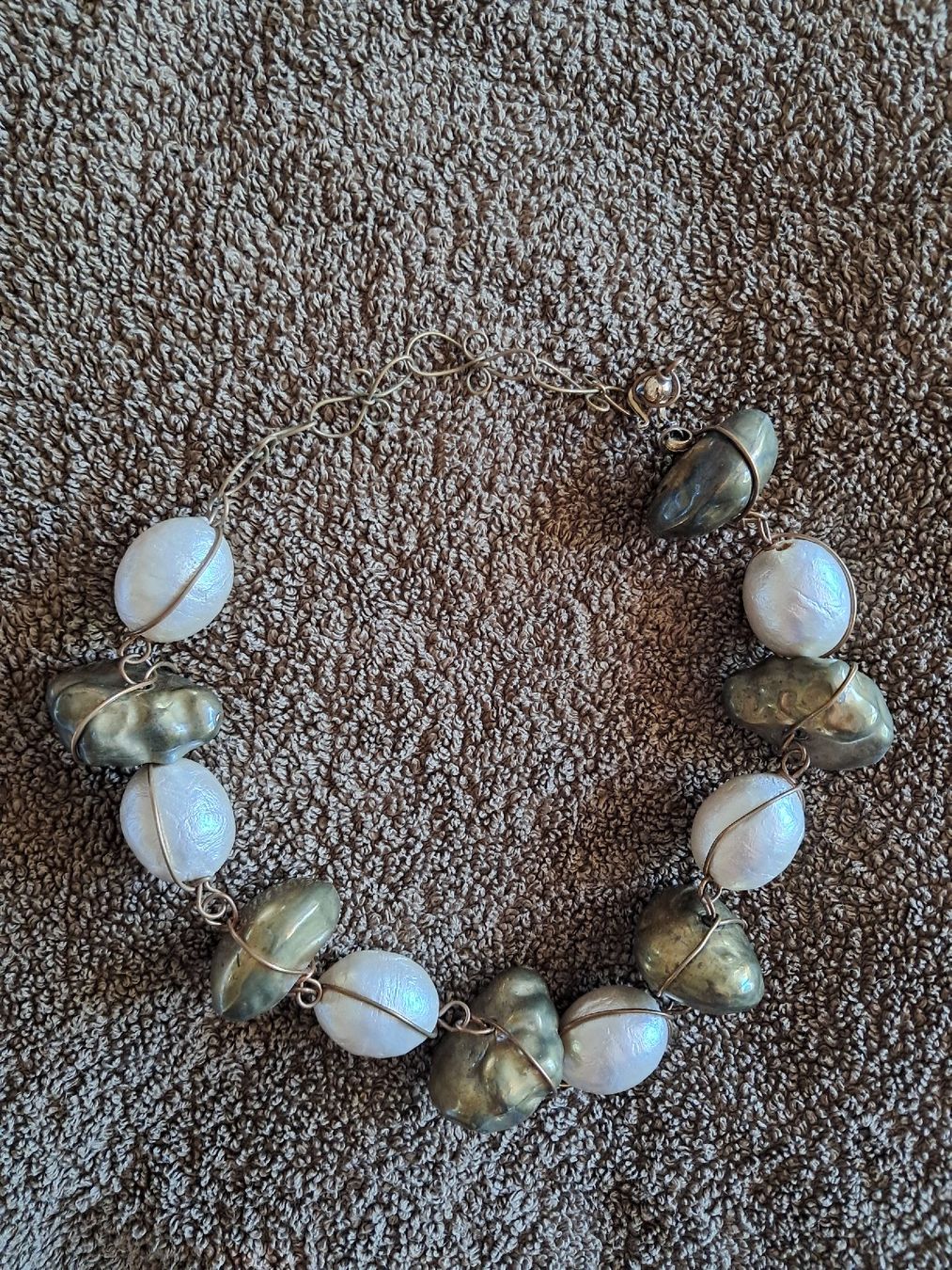 Catenine: Collier perles blanches et pierres dorées – Usato da Aubonne venduto da erinrose