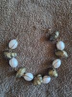 Collier perles blanches et pierres dorées 