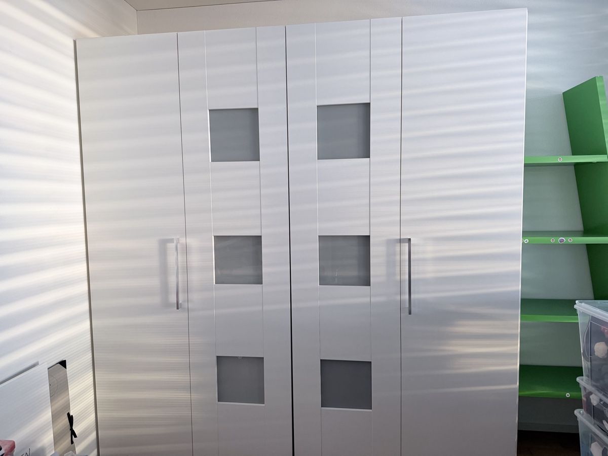 Schränke: Wardrobe with shelves and white glass doors – Gebraucht aus Oberägeri von eve_w5nl 1