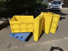 Stapelbare Kisten und ein Rollwagen