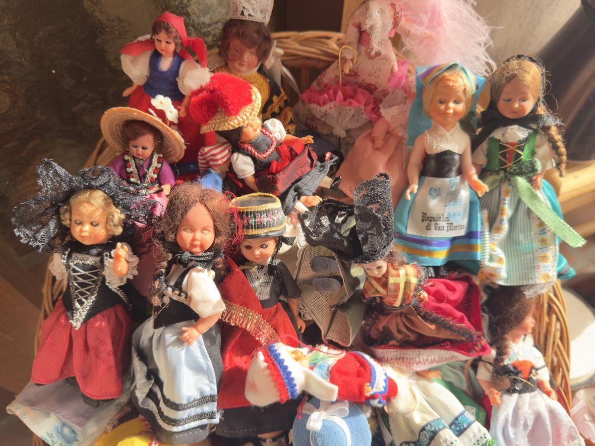 Bambole: Sammlung Trachtenpuppen – Usato da Hombrechtikon venduto da Froeschli9 1
