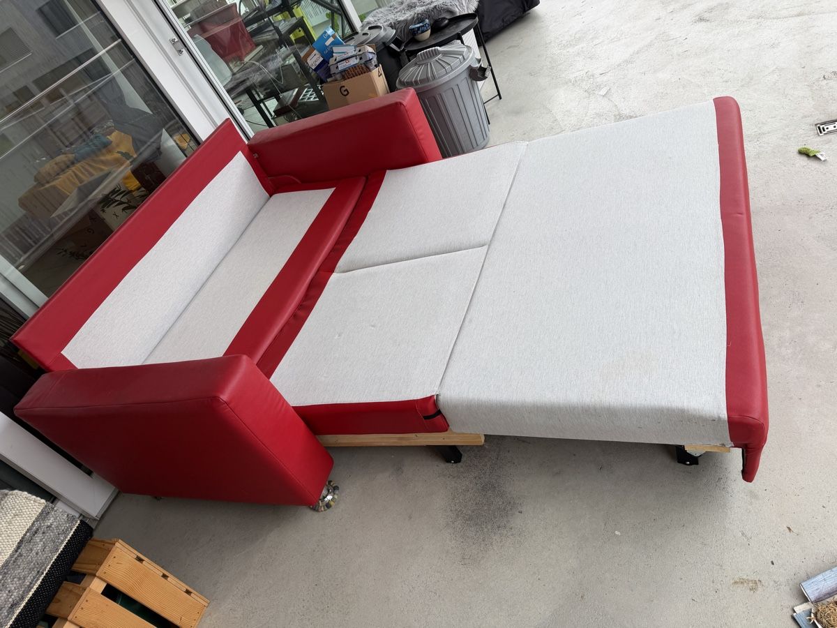 Sofas: Bettsofa Rot Kunstleder – Gebraucht aus Wangen b. Olten von lla_9djn 1