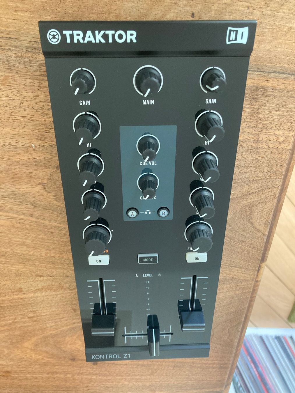 Traktor Console di mixaggio: Native Instruments Traktor Kontrol Z1 – Usato da Zürich venduto da LustForLive 1