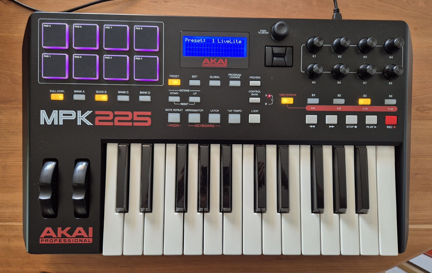 Akai Musikinstrumente: Keyboard Controller – Gebraucht aus Courtételle von pau_6g7z