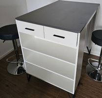 Esstisch mit Schubladen dunkelgrau/weiss und 2 Barhöcker