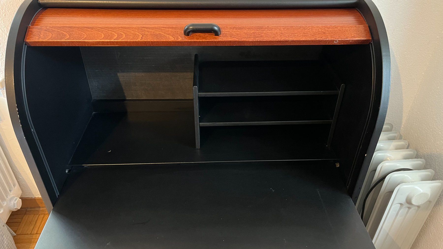 Scrivanie: Kompakter Schreibtisch mit Rollladen, Schwarz/Holz – Usato da Küsnacht ZH venduto da Floor1an 3