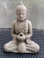 Buddha aus Zementguss ist  sehr schöne gemacht