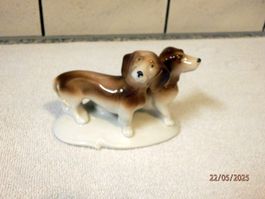 2 kleine Dackel, Porzellan, handgemacht und bemalt, 7cm hoch