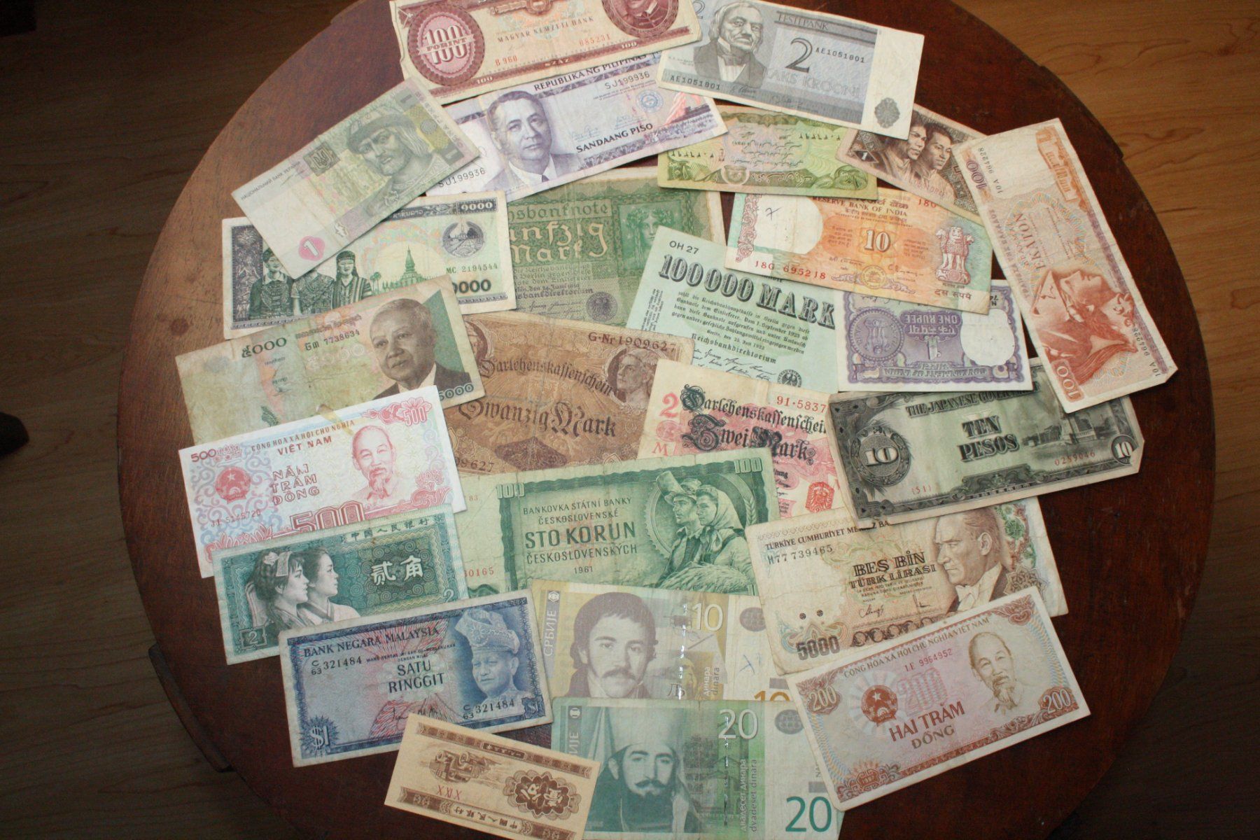 Banconote: Lot 14 - 25 Billets différents usés – Usato da Cormondrèche venduto da Hermes.monnaies