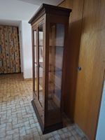 Meuble vitrine en noyer 2 portes et 4 étagères