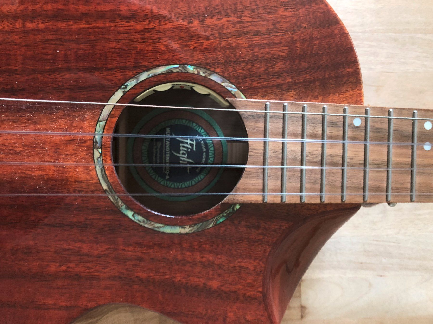 Strumenti musicali: Ukulele Flight Mustang Tenor EQ-A – Usato da Oberengstringen venduto da harburger 1