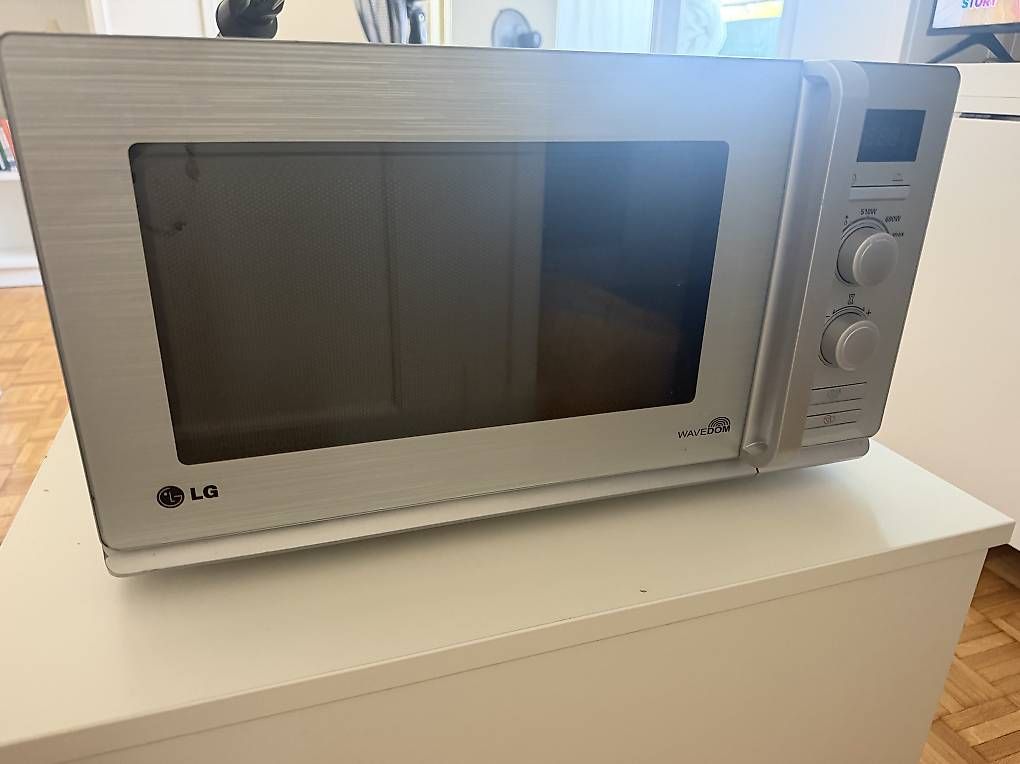 LG Fours: Micro onde  LG – D'occasion à Lausanne par ilh_sn9y