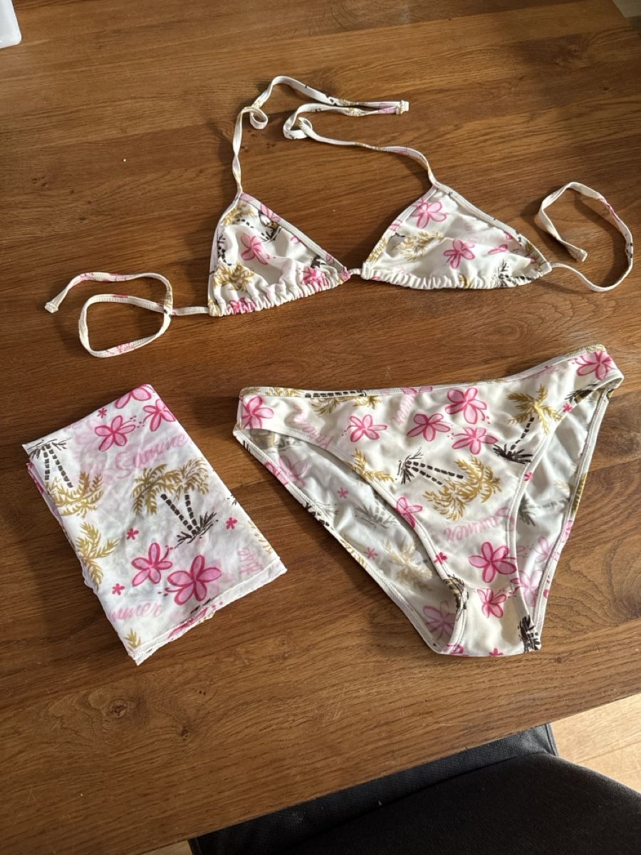 Costumi da bagno & Bikini: Bikini Set mit Tuch weiss Blumenmuster gebraucht – Usato da Therwil venduto da Schneefra1