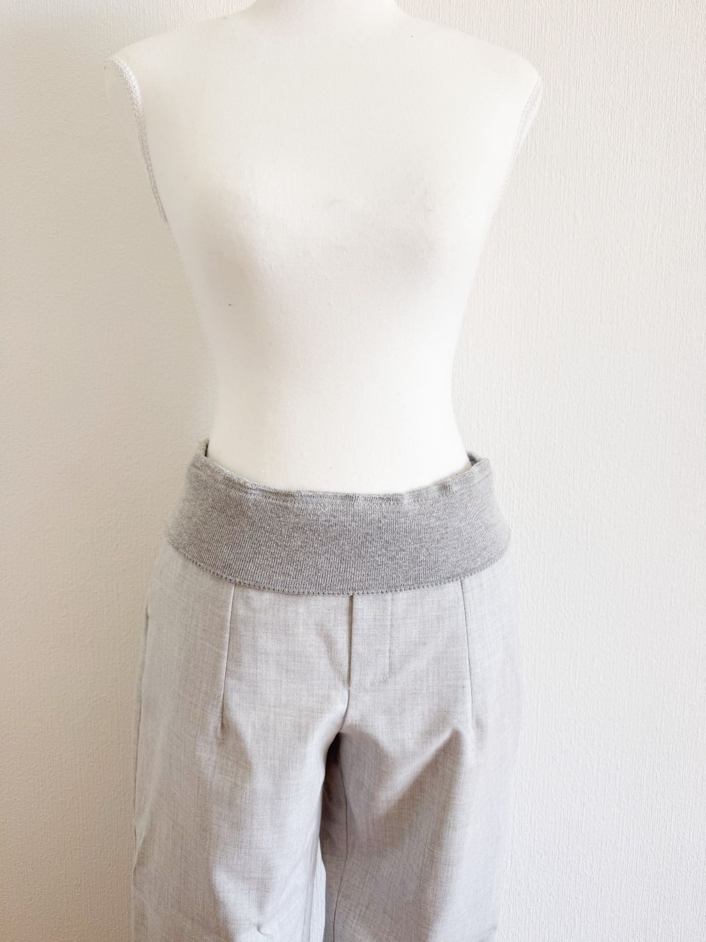 Pantaloni: Pantalon gris léger – Usato da Lausanne venduto da Greenbyaudrey 2