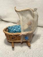 alte Puppenwiege aus Weidengeflecht mit Biege Puppe 60iger J