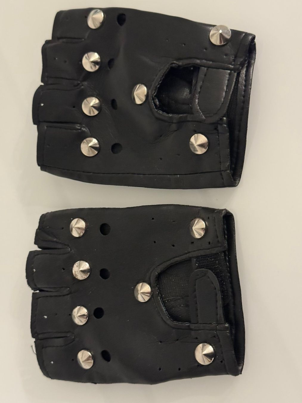 Guanti & manicotti: Coole Lederhandschuhe mit Nieten, Grösse M-L – Usato da Uhwiesen venduto da mic_kd6g