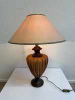 Tischlampe mit keramischem Fuss in warmen Brauntönen