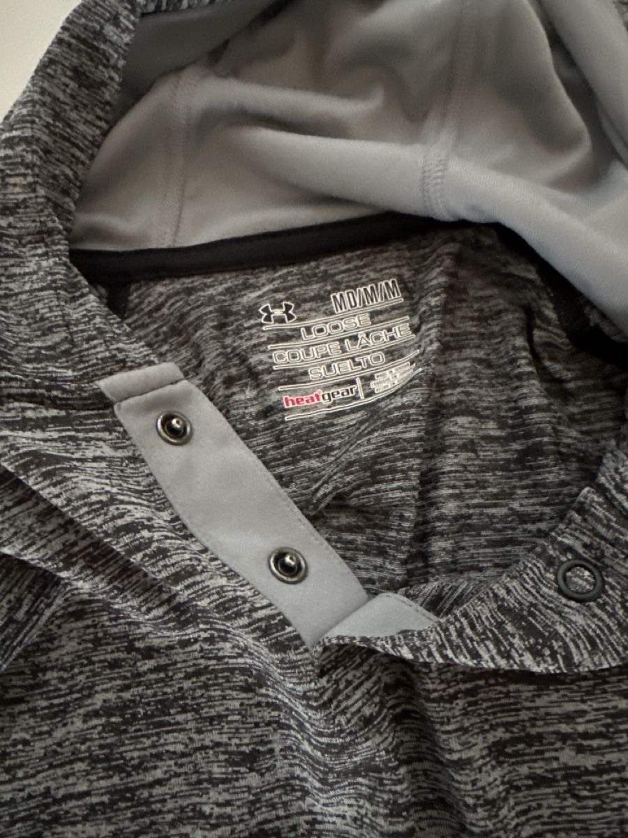 Under Armour Pullover & Sweatshirts: Under Armour Pullover mit Kapuze Anthrazit Gr. M – Gebraucht aus Wileroltigen von torro11 1