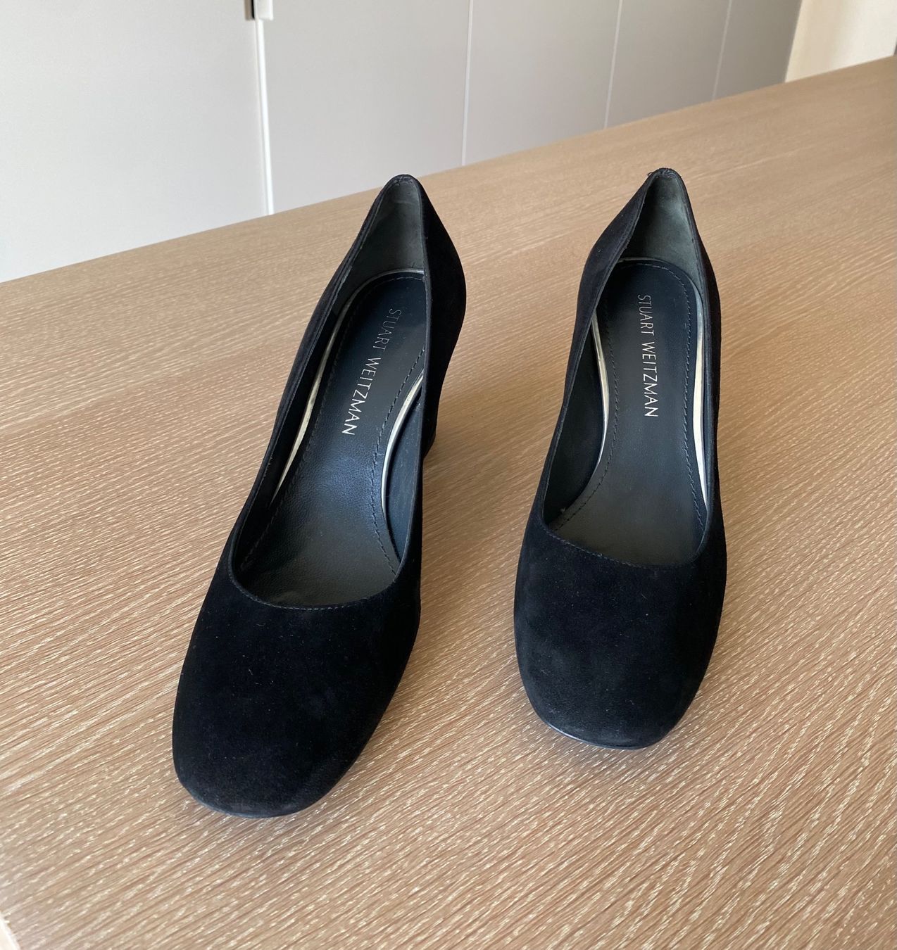 Stuart Weitzman Damenschuhe: Schwarze Stuart Weitzman Wildleder Heels – Neu (gemäss Beschreibung) aus Oberrieden von mar_8vmz