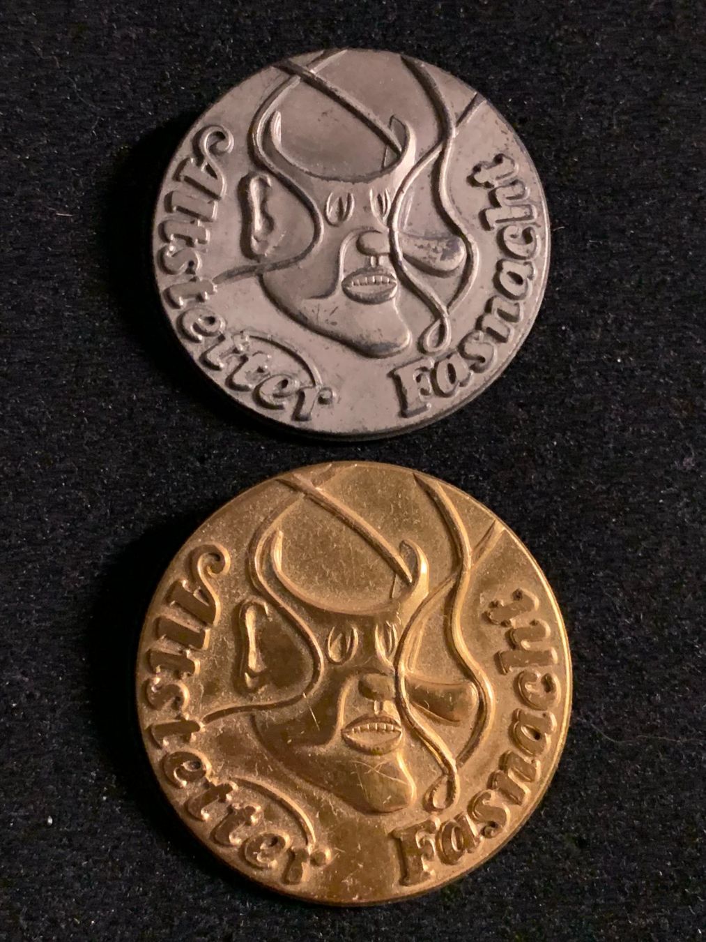 Plaketten & Abzeichen: Fasnachts Plakette Altstetten Gold & Silber – Gebraucht aus Therwil von Zelle13