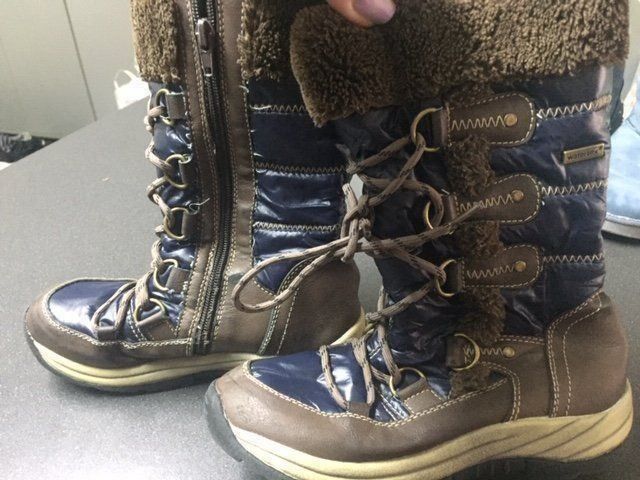 Scarpe per ragazze: Winter Stiefel Mädchen Grösse 33 – Usato da Emmen venduto da Aribini 1