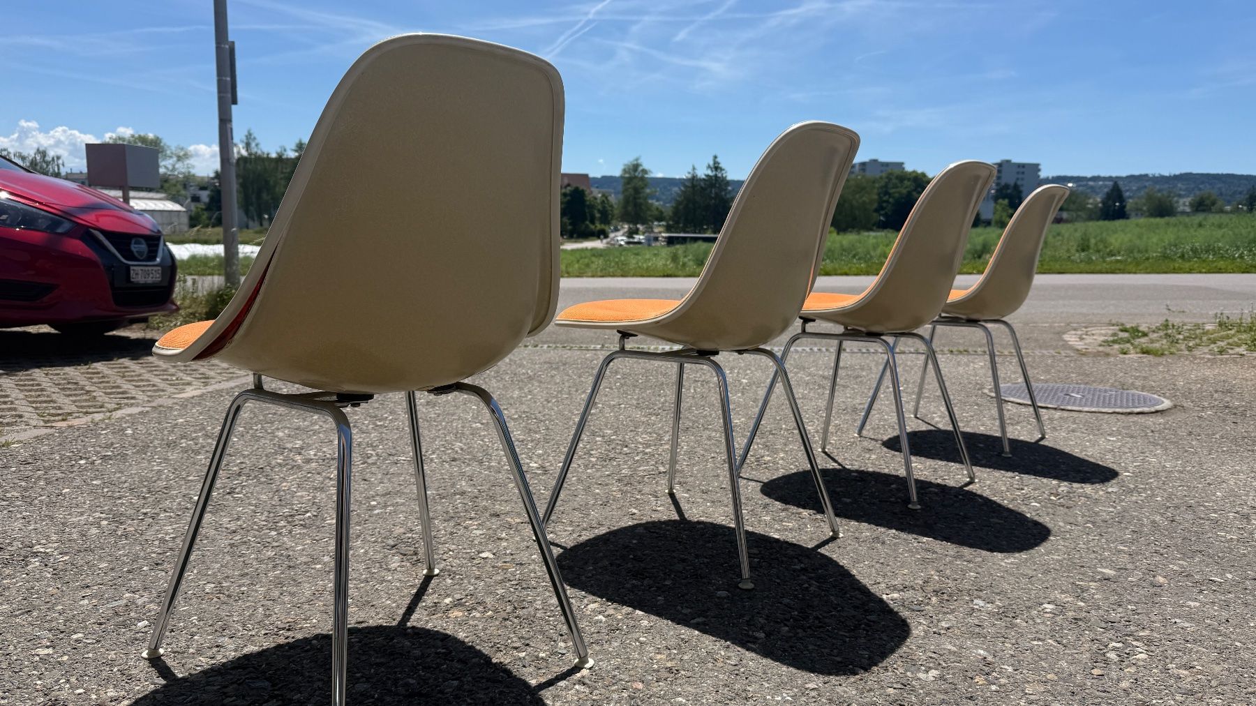 Eames Sedie: Eames Fiberglas Sidechairs Orange, gepolstert – Usato da Volketswil venduto da Kornhouse 6