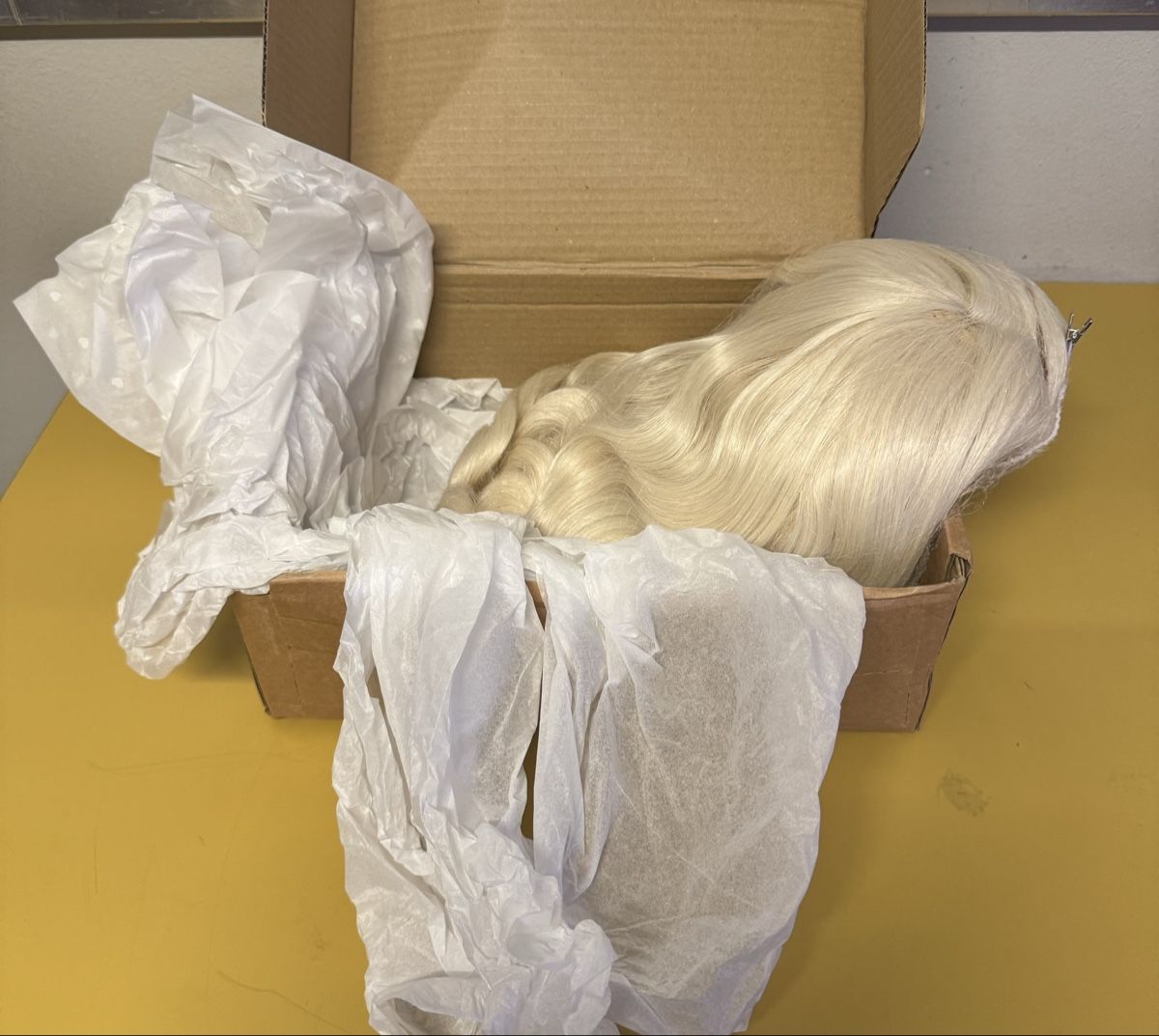 Parrucche: Perücke blond neu – Nuovo (secondo la descrizione) da Schlieren venduto da Freundlich02