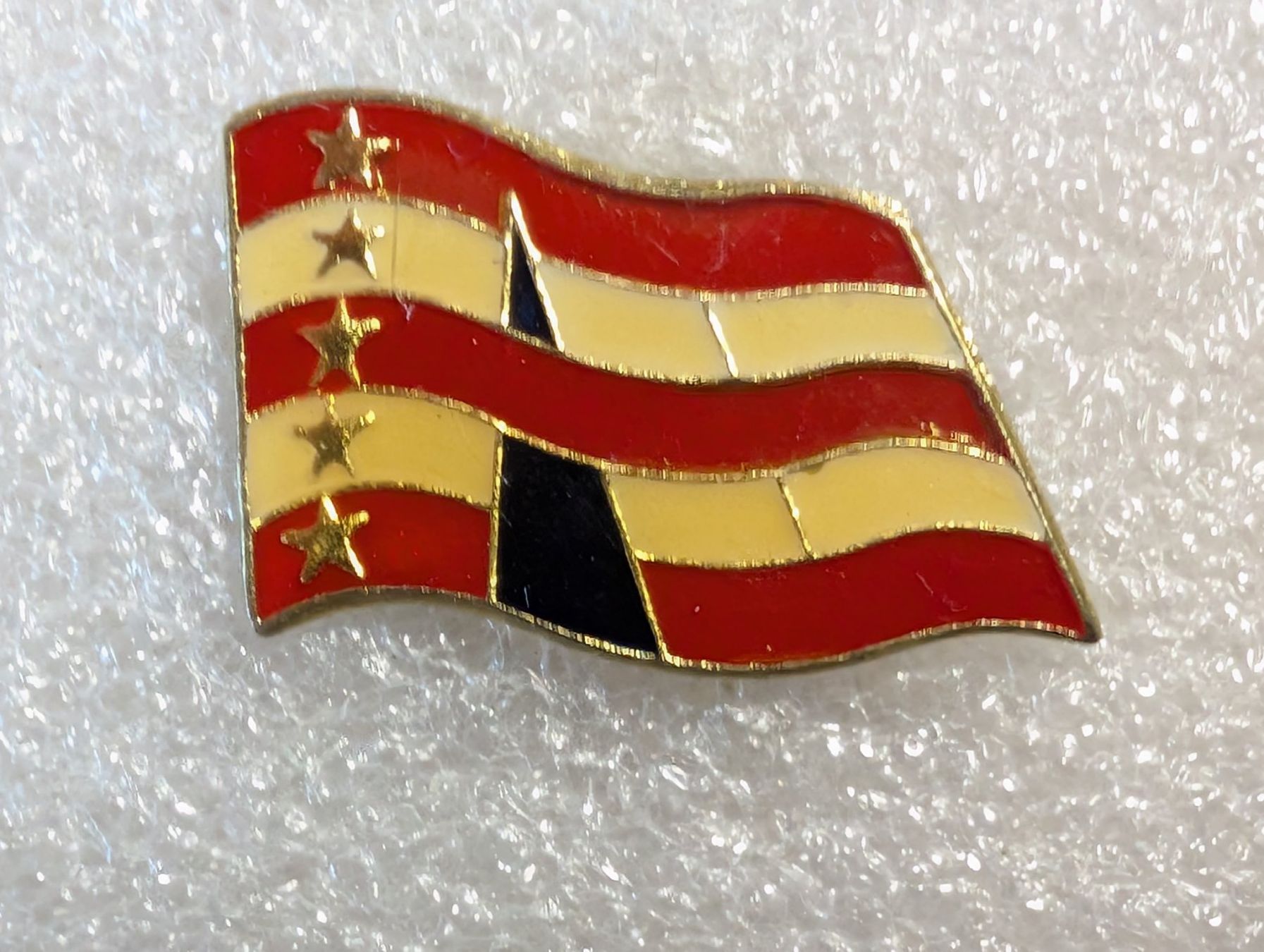 Placchette & Badge: Ansteckpin 286: Flagge – Usato da Oppligen venduto da Pin-Fall-Shop