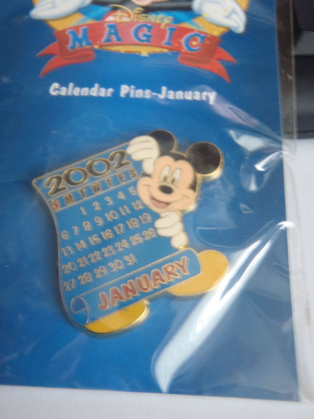 Disney Placchette & Badge: Disney Mickey Mouse Pin Januar 2002 - Selten & Original! – Nuovo e nell'imballaggio originale da Diegten venduto da marcel3891 2