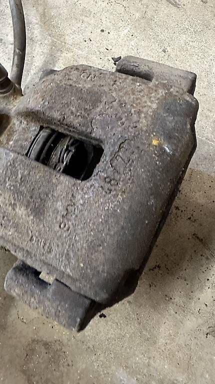 Tutti pezzi di ricambio auto: BMW E30 Bremssättel VA – Usato da Burgdorf venduto da NoQuestions 1