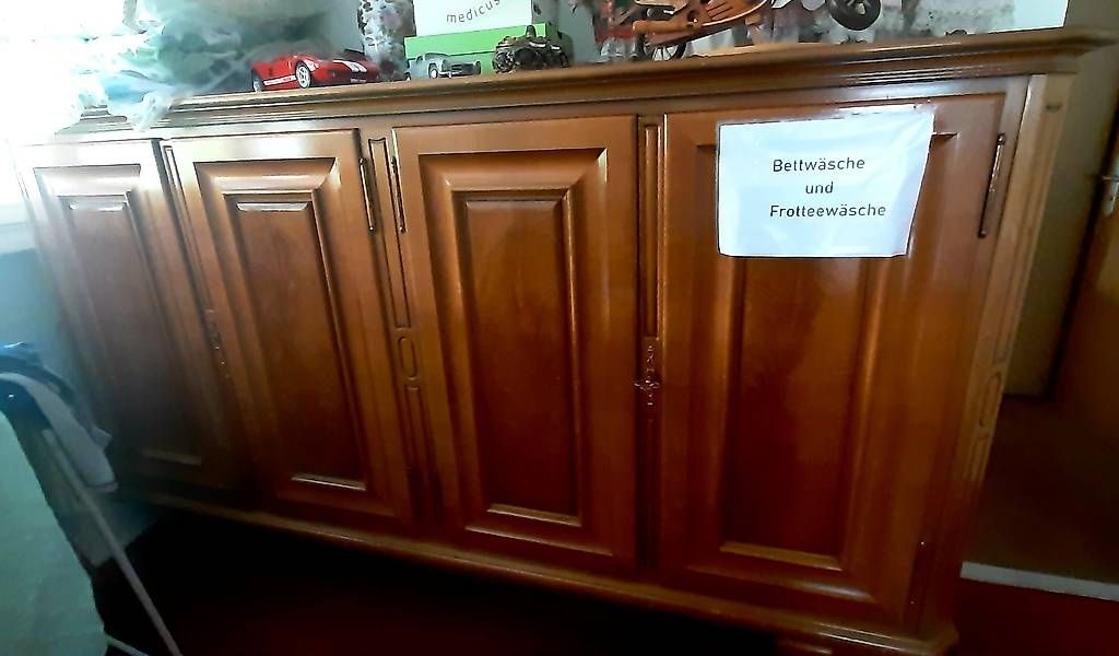 Credenze: Massiv Nussbaum Sideboard oder Buffet mit Vitrine, Vintage – Usato da Birmensdorf ZH venduto da hei_g9kb